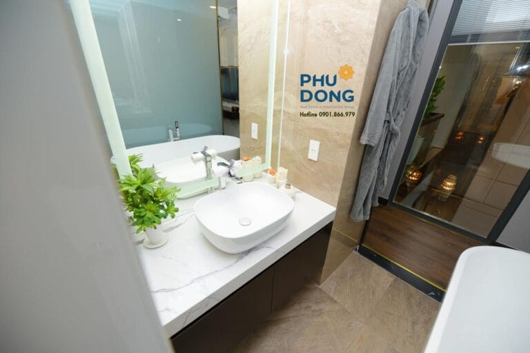 Hình căn hộ Phú Đông Sky Garden khu vực rửa mặt và gương soi