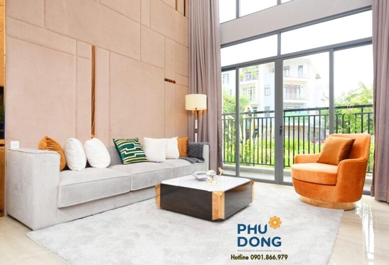 Hình phòng khách căn hộ Phú Đông Sky Garden góc nhìn sofa