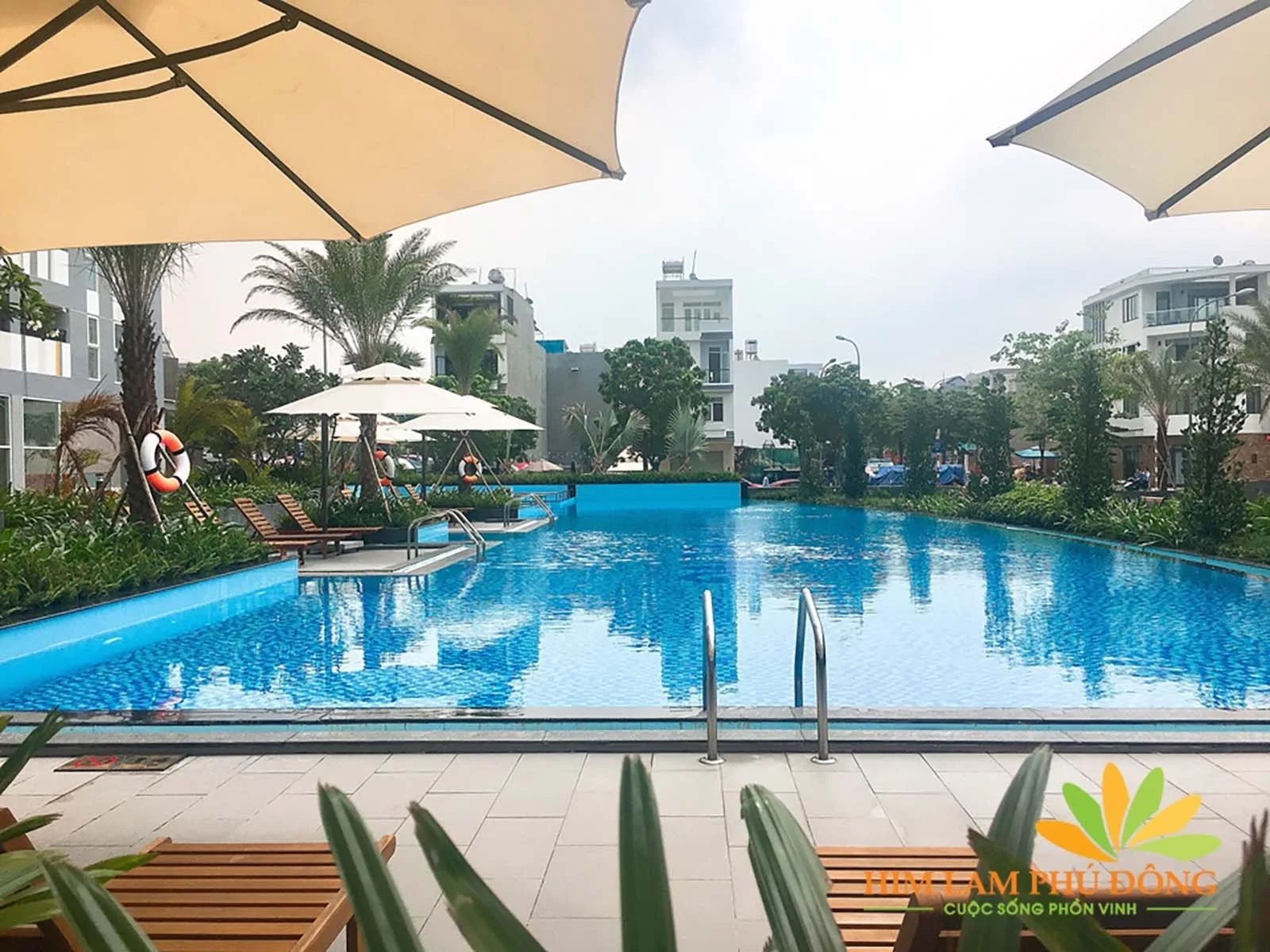 Hồ bơi tràn bờ xanh mát, điểm nhấn tiện ích tại Him Lam Phú Đông.