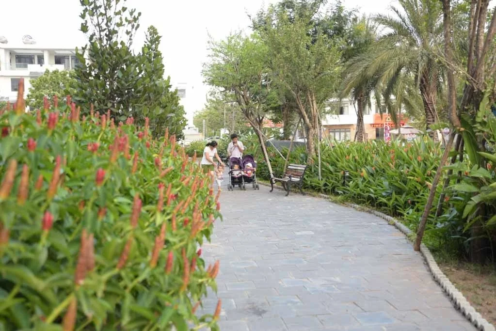 Công viên xanh mát tại Him Lam Phú Đông