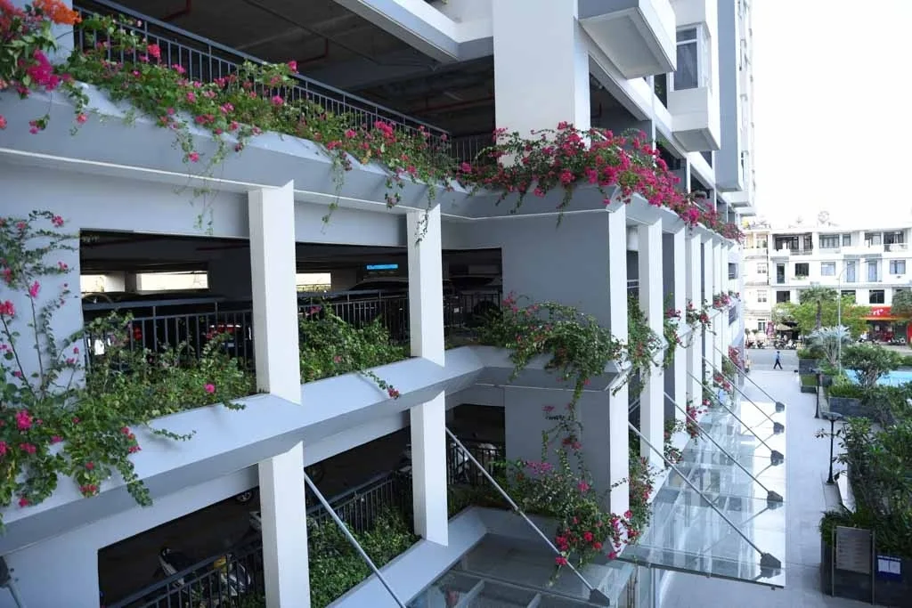 Hầm để xe rộng rãi tại Him Lam Phú Đông