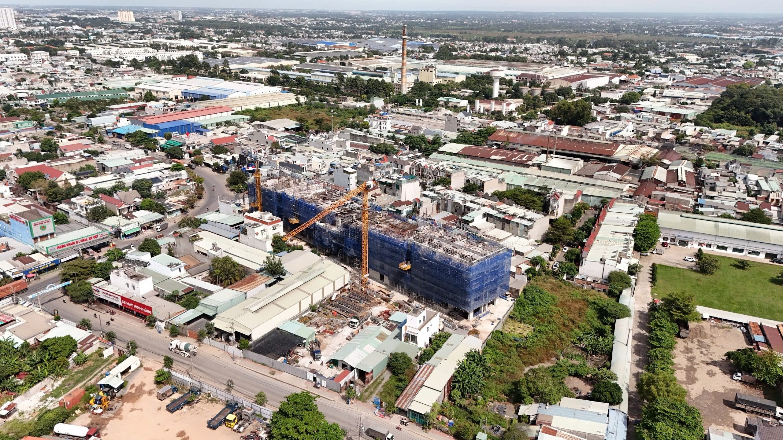 Công trường thi công dự án Phú Đông Sky One luôn nhộn nhịp. Công trường thi công dự án Phú Đông Sky One luôn nhộn nhịp.