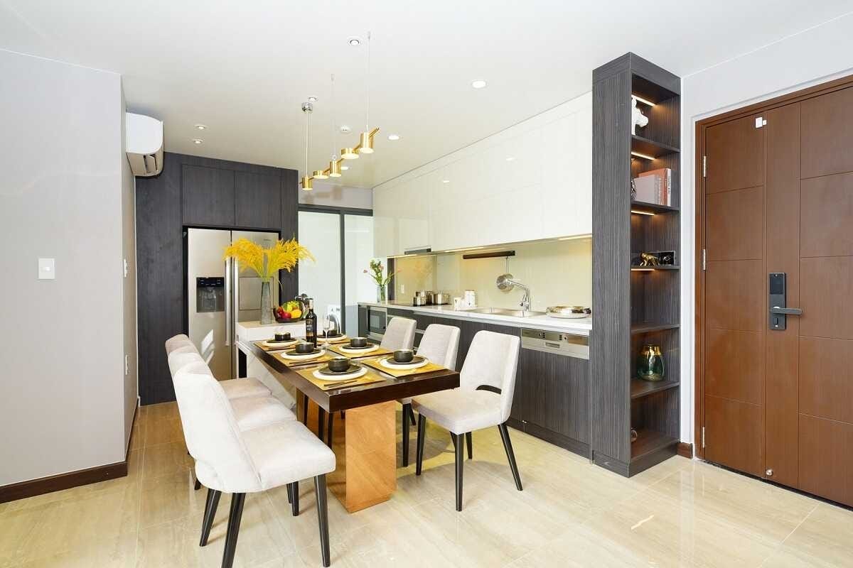 Khu vực bàn ăn trong nhà mẫu Phú Đông Sky Garden