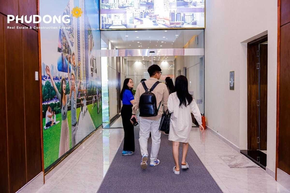 Cư dân tương lai đến thăm quan nhà mẫu Phú Đông Sky Garden