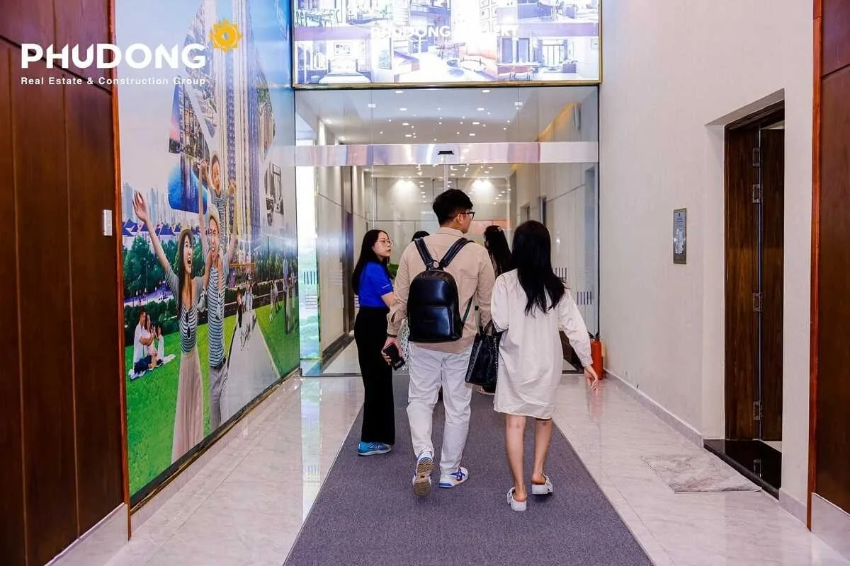 Cư dân tương lai đến thăm quan nhà mẫu Phú Đông Sky Garden