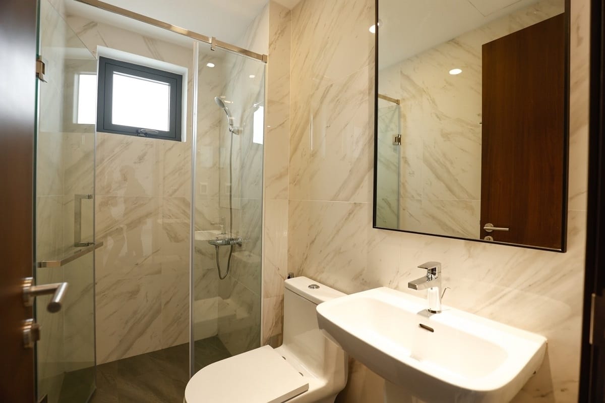 Nhà vệ sinh bàn giao với thiết bị cao cấp tại Phú Đông Sky Garden