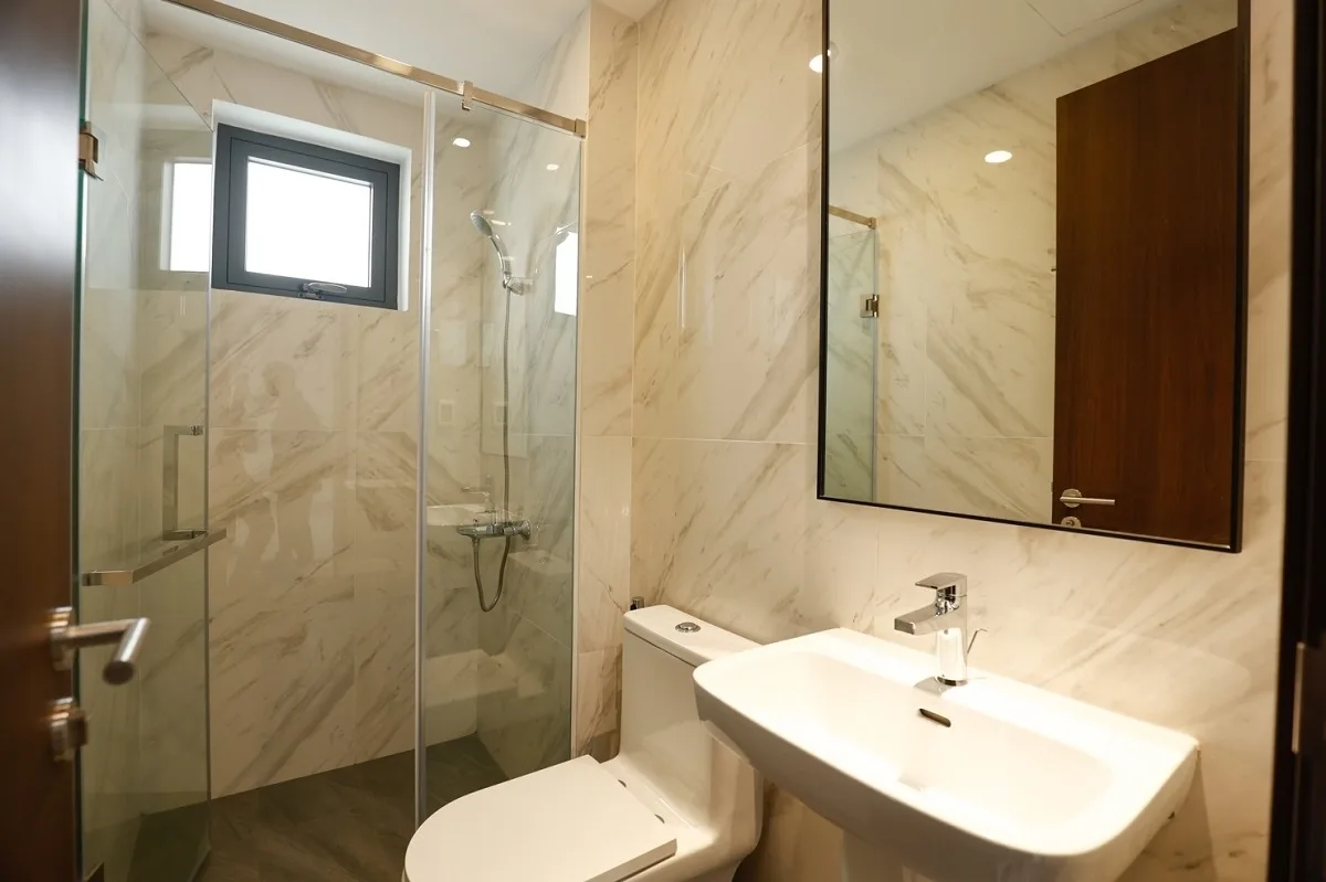 Nhà vệ sinh bàn giao với thiết bị cao cấp tại Phú Đông Sky Garden