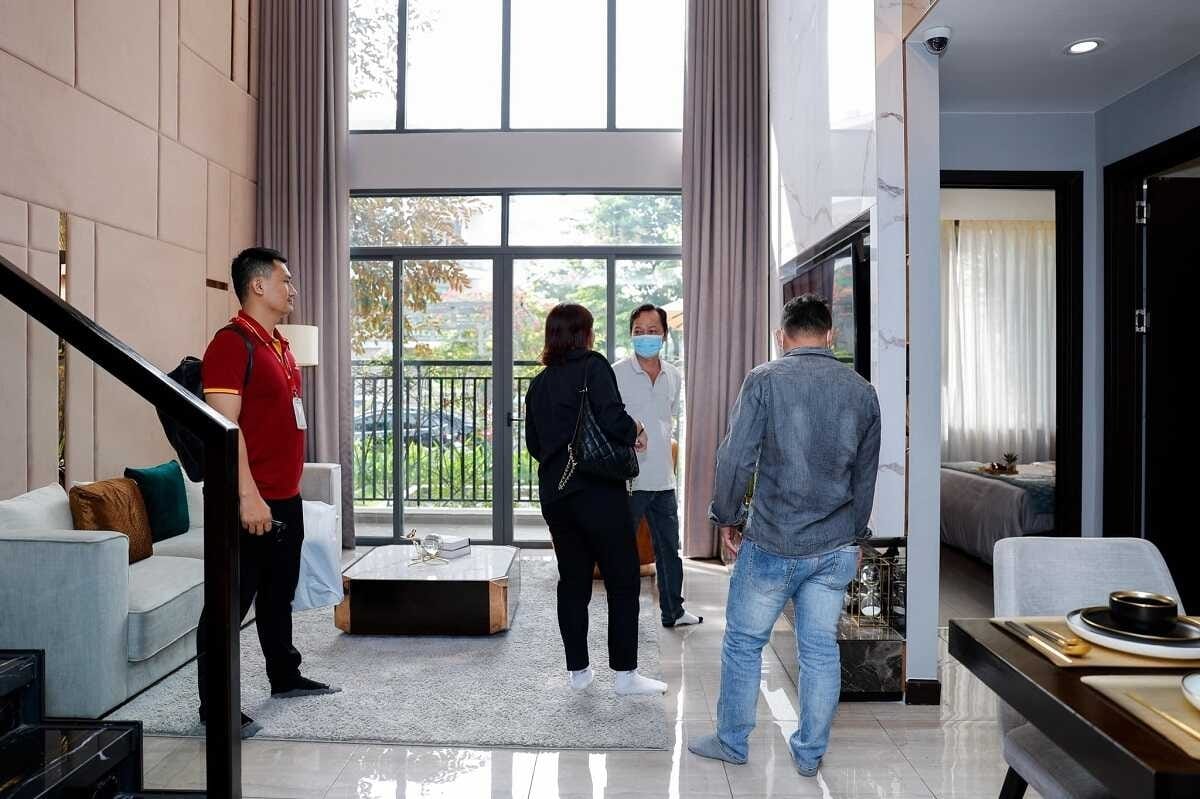 Phòng khách nhà mẫu dự án Phú Đông Sky Garden