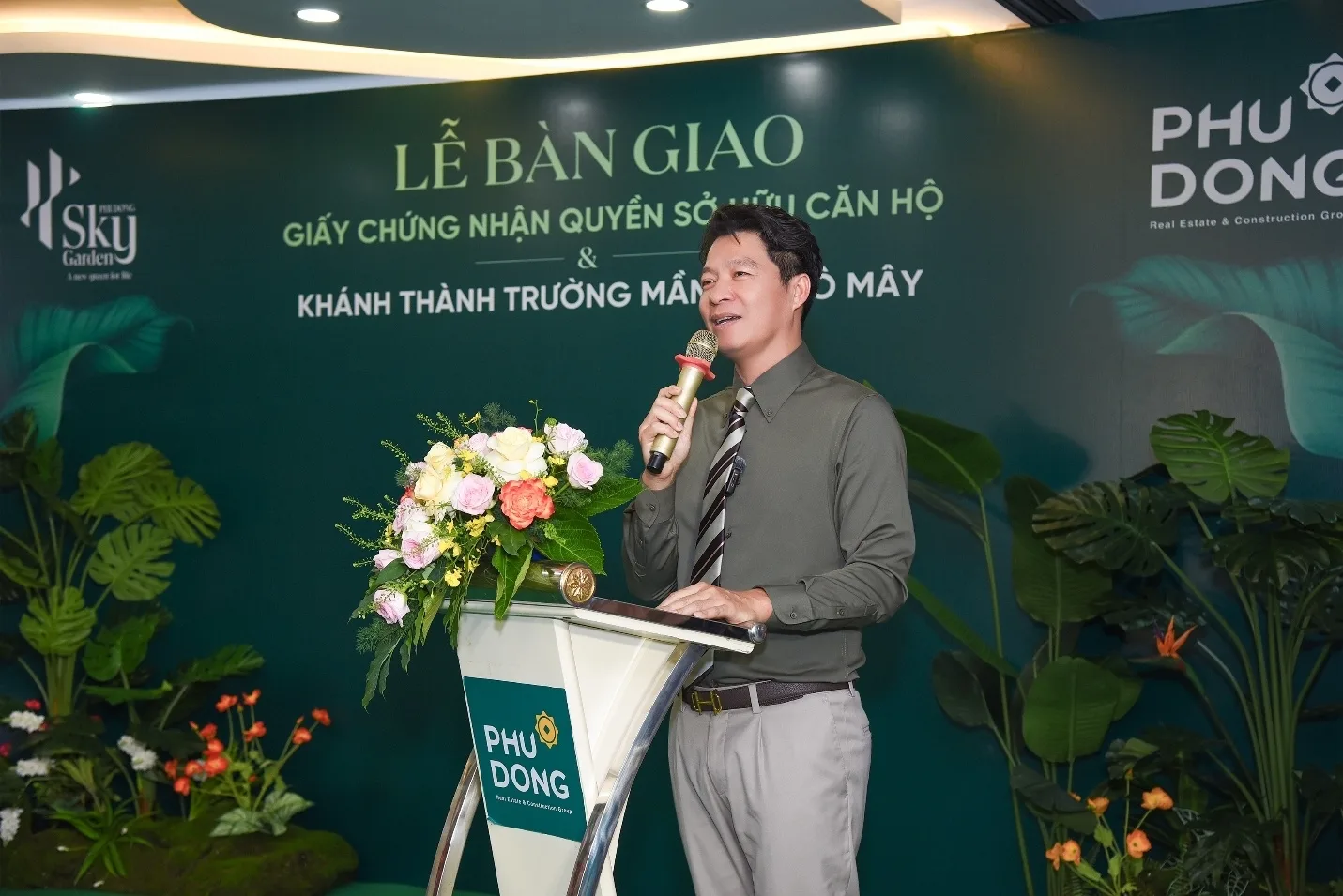 Đại diện chủ đầu tư chia sẻ tại buổi lễ bàn giao sổ hồng Phú Đông Sky Garden