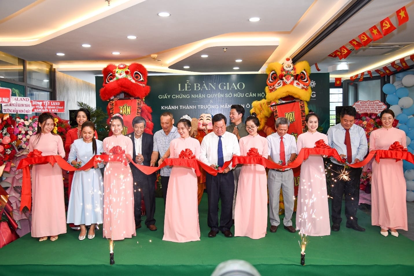 Lãnh đạo chính quyền địa phương tham dự lễ bàn giao sổ hồng Phú Đông Sky Garden