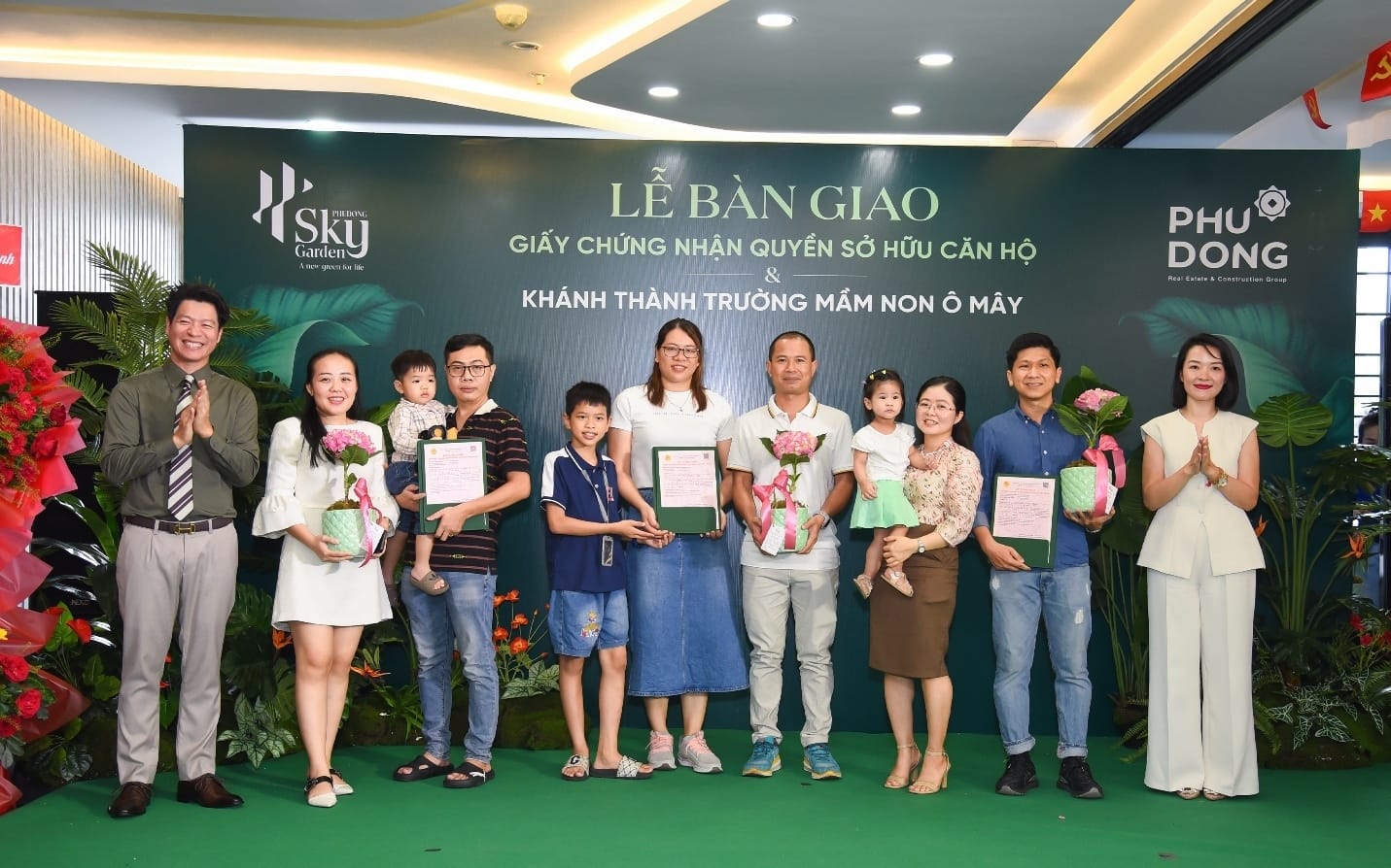 Cư dân Phú Đông Sky Garden nhận sổ hồng sau 3 tháng về nhà mới